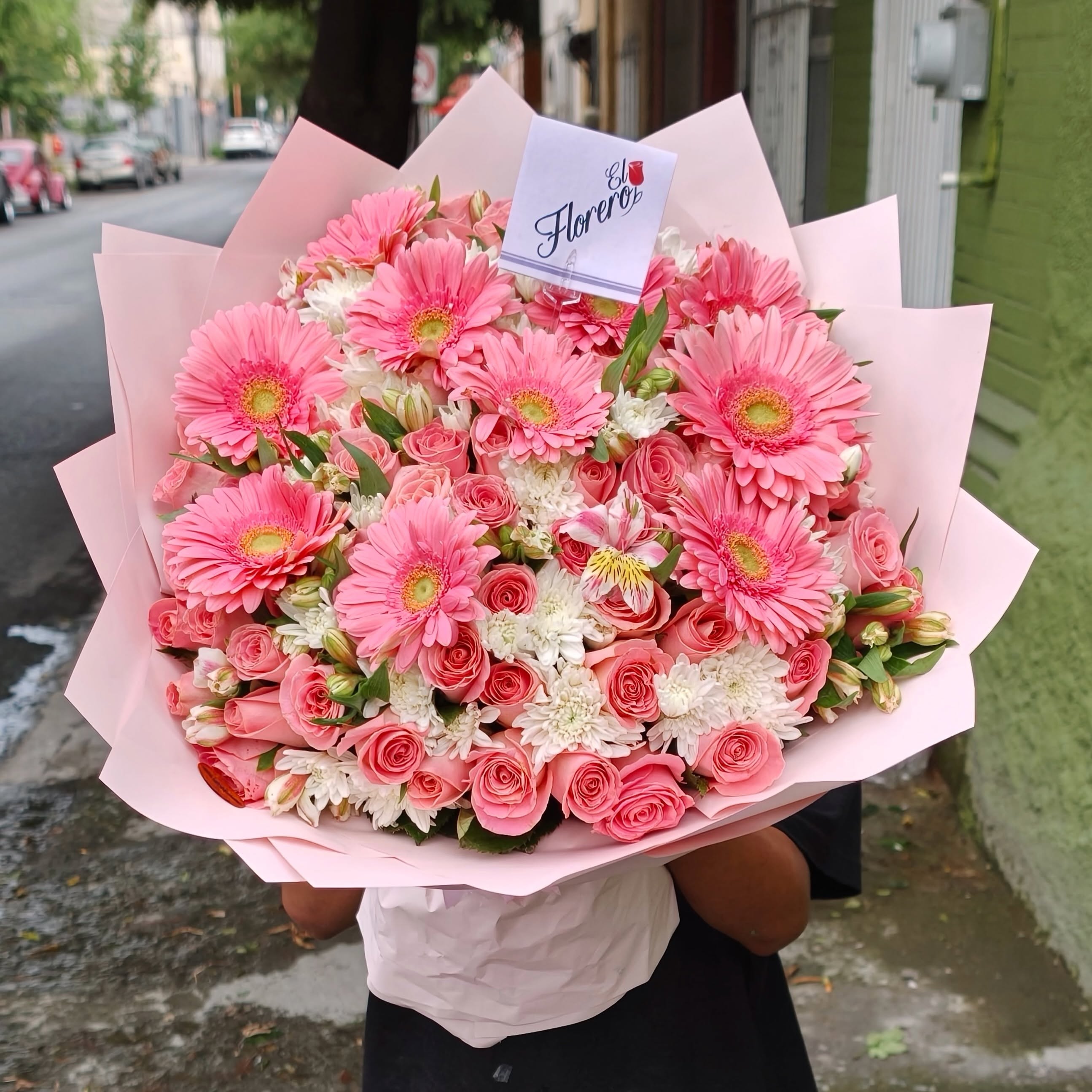 Ramo redondo de flores rosas