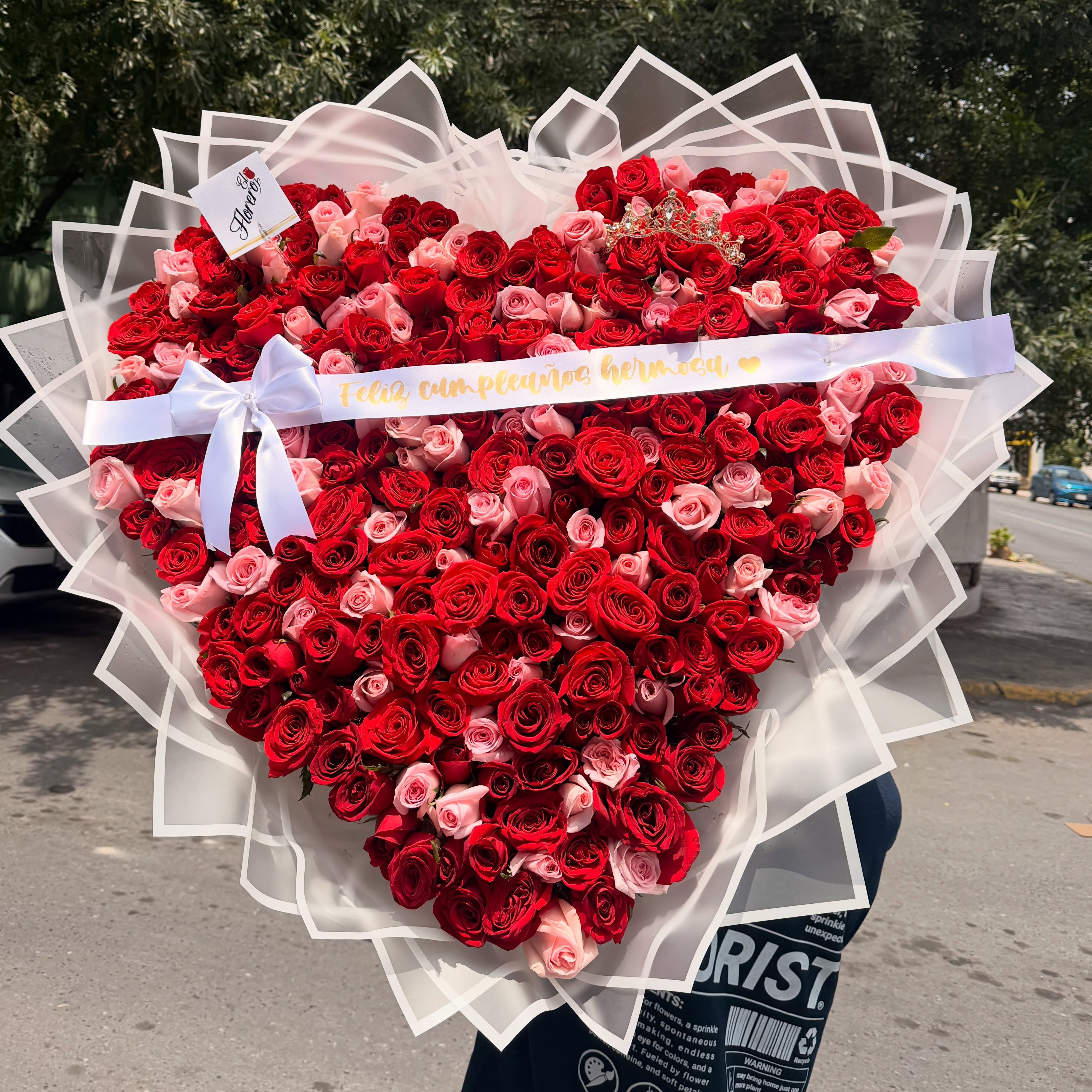 Gran arreglo floral en forma de corazón con rosas rojas y rosas